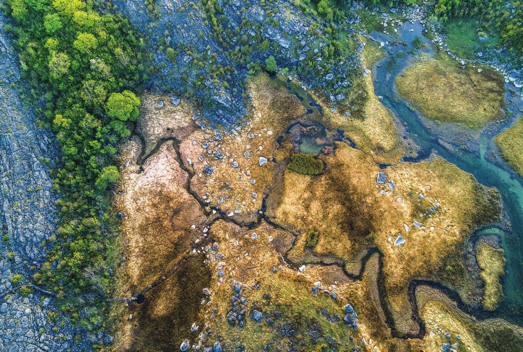 32 magisterském oboru Hydrologie a hydrogeologie, kde získají hlubší poznatky potřebné pro komplexní studium povrchových a podzemních vod v jejich vzájemné provázanosti, umožňující další