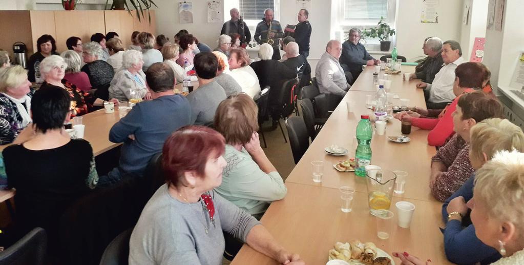 Procházka byla zakončena v budově Knihovny & Šenovského muzea, kde již byli přítomni také