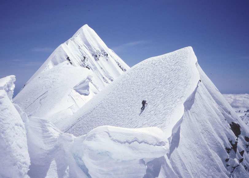9 CESTOVÁNÍ DO VYSOKÝCH NADMOŘSKÝCH VÝŠEK AUSTRALASIE Na Novém Zélandě se nachází mnoho vrcholů s výškou přes 3000 m n.m., ale málo z nich ohrožuje lezce výškovou nemocí.