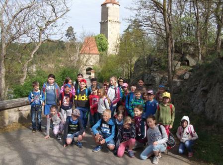 Cesta byla strmá, kamenitá, ale šlo se docela dobře. Ze skály byl krásný výhled do okolí a na řeku. Po návratu jsme si opékali špekáčky a večer jsme měli karneval. Já jsem byl za ježidědka. K.