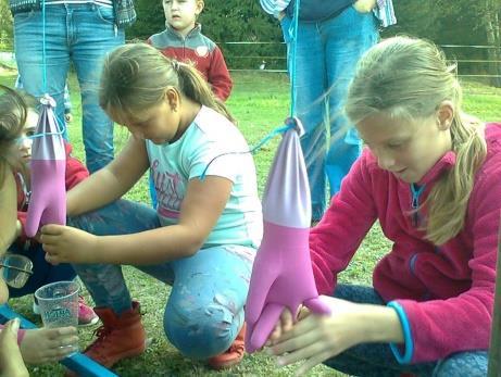 na čas. Mezi další soutěže patřila židličkovaná a házení podkov na terč z jedoucího koně.