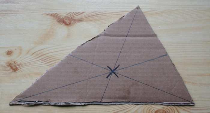 Př. 3: Zakresli na vystřižený trojúhelník přímky, které spojují vrchol s těžištěm.
