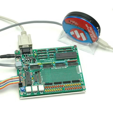 MODUL MPLAB ICD-2 je USB kabelem propojen s osobním počítačem typu PC a speciálním kabelem, zakončeným koncovkou typu RJ12, s laděnou aplikací. Tou může být např.