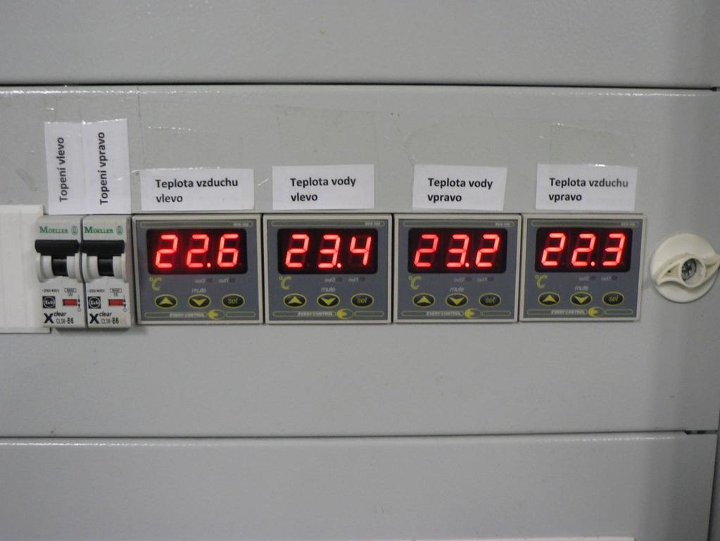 Obr. 16 Displeje jednotlivých termostatů teploty vody RAS a teploty vzduchu experimentální rybochovné haly (foto J. Hampl) 3.