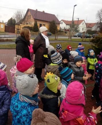 Děti nacvičily zjednodušený muzikál pro děti - Zvířátka jdou do betléma a potěšily se rozbalováním dárků.