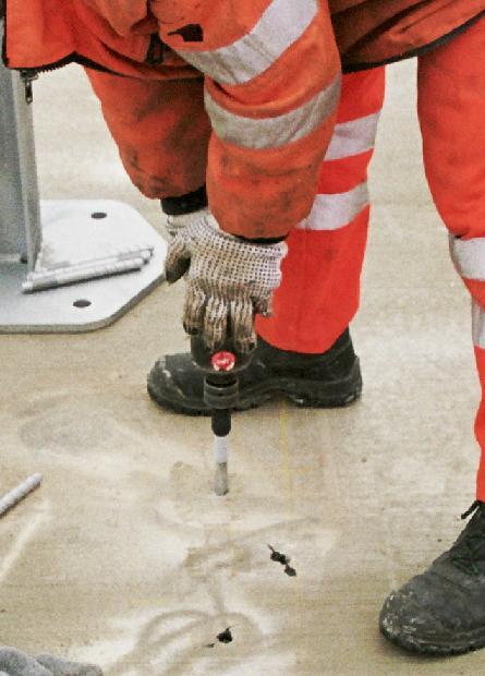 Osadit kotvu Do vývrtu vpravíme dostatečné množství tmelu (Chemofast) a zašroubujeme kotvu až k metrickému závitu (tmel musí být vytlačen ven).