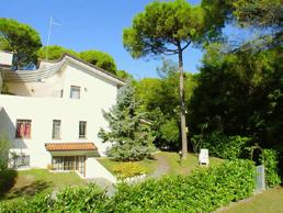 La Meridiana 22 vila MISSN (Lignano Riviera) Krásná vila se nachází uprostřed zeleně v klidné části letoviska a nedaleko obchodů, skládá se pouze ze dvou prostorných na sobě nezávislých apartmánů.