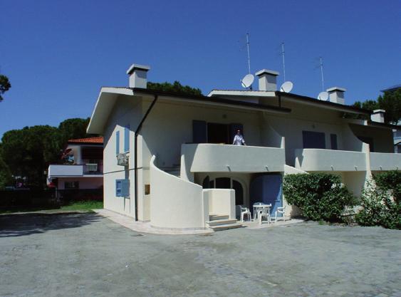 8 vila RNS (Lignano Riviera) legantní vila IL (alle yron) je složena z 6 apartmánů, nachází se v klidné a zelené části letoviska, pár kroků od turistického přístavu Marina Uno a v blízkosti obchodů,