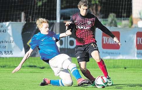 Kombinační fotbal se tam hrát nedá, domácí jen nakopávají míče dopředu acelý zápas byl jenom osoubojích. Smolná podzimní tečka Sdruhým místem je spokojený rovněž trenér Arsenalu Martin Šimon.