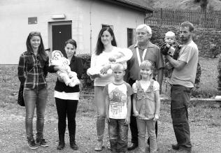 Gratulace a pfiedávání dárkû. Vítání nejen obãánkû Jak tradice v na í obci Homole u Panny velí, poslední srpnovou stfiedu v 16.