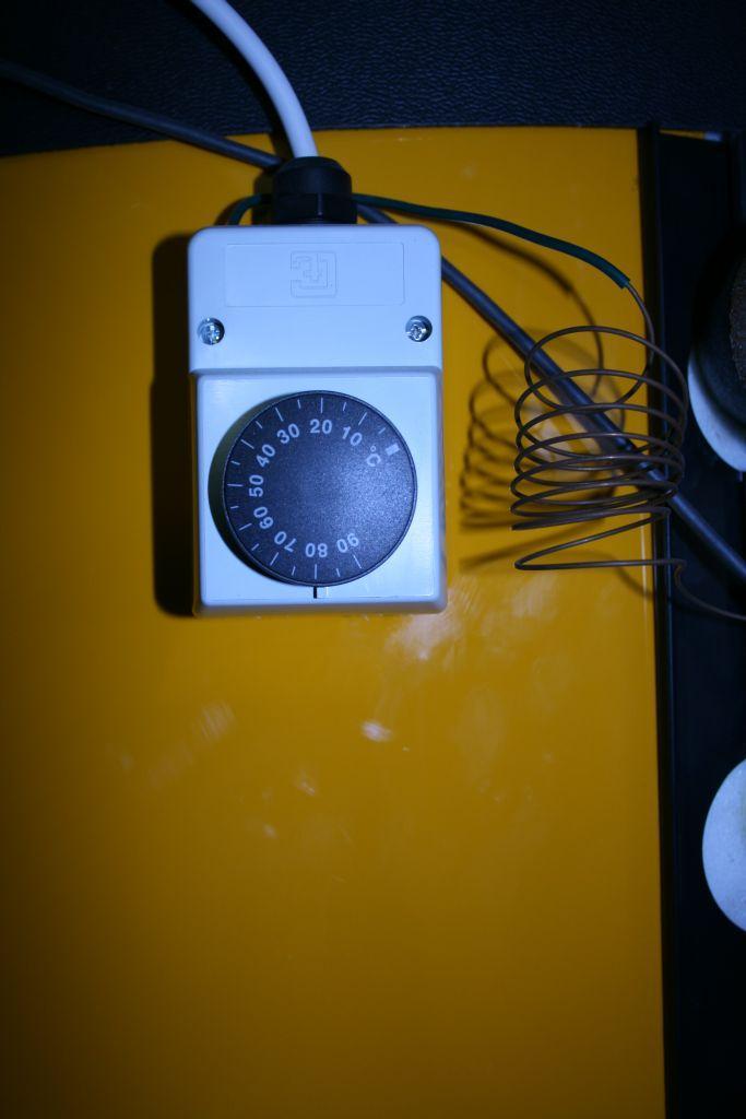 Obrázky 16 a 17: Detaily umístění elektrických patron a havarijního termostatu.