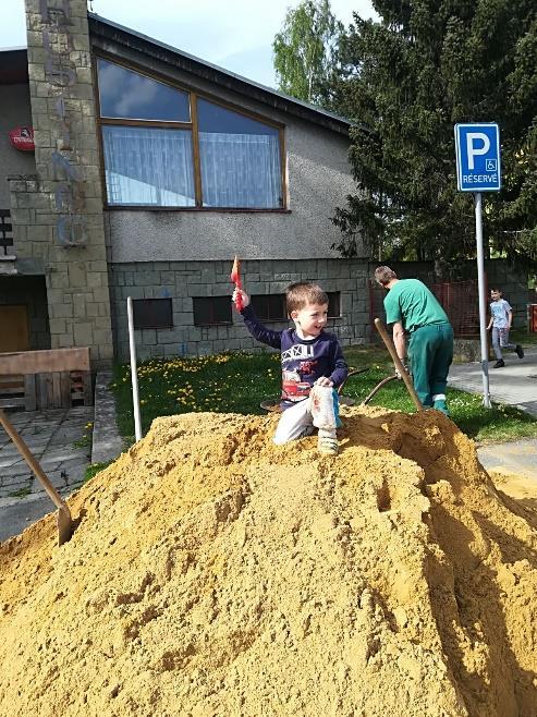 připravených aktivit a také dostaly památeční list na tento den a sladkou odměnu.