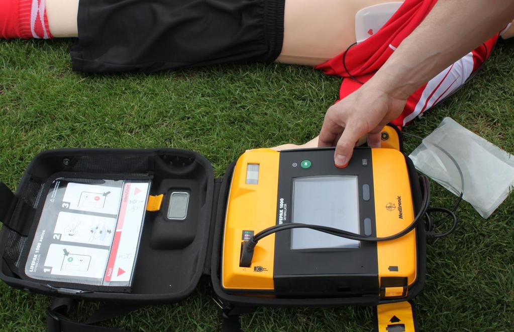 Resuscitace s AED Odstupte a proveďte defibrilaci Postiženého by se nikdo neměl dotýkat: během analýzy srdečního rytmu, při