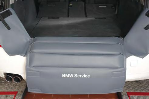 Zadní část Velikost: přibl. 152 x 78 cm Váha: přibl. 2,0 kg Nástěnný držák BMW obj. č. 81 47 0 144 364 Nezbytný pro čistou a uspořádanou úschovu postranních, předních a sedadlových potahů a dek ze skelných vláken.