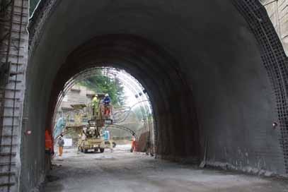 inzerce Zásadní rozdíl v technickém řešení ostění hloubených a ražených tunelů spočívá ve způsobu napojení klenby tunelu na základové pasy a v tloušťce konstrukce.