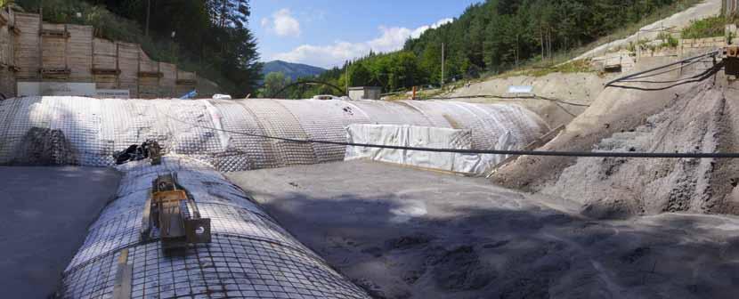 Obr. 16. Montáž bednicího vozu na západním portále tunelu Obr. 17. Mezistrop bednicího vozu s rozdělovačem betonové směsi mrazovacích prostředků a promrzání konstrukce.