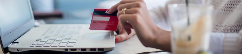 Vítejte ve světě platebních karet Jaké karty nabízíme Debetní karta je klíč k penězům na vašem běžném účtu. Zaplatíte s ní v obchodě i na internetu a vyberete z bankomatu.