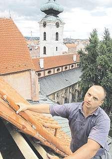 LENKA BRDKOVÁ ČR Pracovištěm pokrývače je střecha střecha rodinného domu, střecha kostela či zámku.