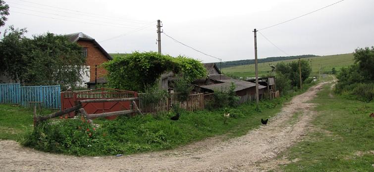 východ; 150 m za místní tabulí Godov (Hodov Годів); Umístění