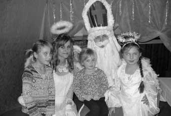 Jako krásné ukonãení byly vypu tûny lampióny tûstí, které si kaïd mohl pfiinést. KaÏdé dítû dostalo od na eho sponzora, Bohu ovické mlékárny, smetanového Bobíka. Rozsvícení vánoãního stromu... dne 27.