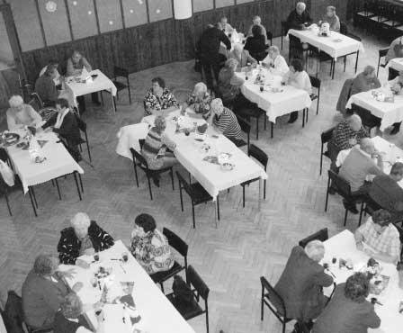 jistû pfii lo k chuti. I kdyï ãertû bylo opravdu málo, tanãili jsme a zábava byla v plném proudu aï do pozdních hodin. Vánoãní posezení pro seniory... dne 16.12. ve 13.