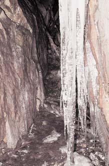 3 GEOLOGIE SuÈové pole na severní návûtrné stranû Suchého vrchu (64 m n. m.) je tvofieno znûlcem. Vchod do jeskynû (580 m n. m.) je lemován velk mi skalními bloky.