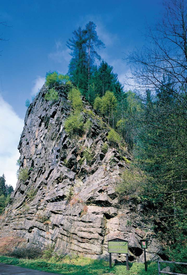 Liberecko GEOLOGIE Pust zámek (405 m n. m.) je znûlcov neovulkanick suk vypreparovan z kvádrov ch pískovcû coniaku aï santonu. Zbytky pískovcového nadloïí se zachovaly na severním úpatí.