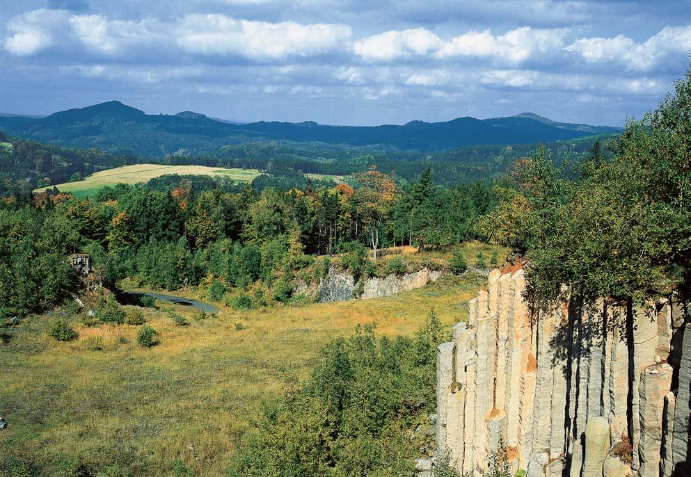 Liberecko CHKO LUÎICKÉ HORY Lom Kluãky, v pozadí vrch Jedlová. Charakteristick rozpad pískovcû na Vraních skalách, v pozadí Popova skála (565 m n. m.).