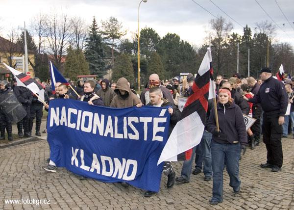 ponechává moderní skinheadské atributy.