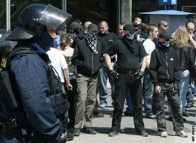 Demonstrace 19. května 2007 v Mostě. Image černého bloku. Tyto fotografie dokumentují přeměny, kterými neonacistické hnutí v České republice prošlo od devadesátých let.