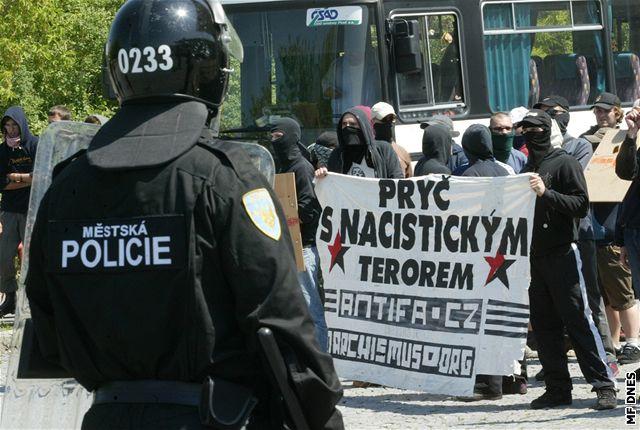 Blokáda neonacistické demonstrace 19. května 2007 v Mostě Na těchto fotografiích je poměrně zřetelný příklon anarchistické scény k modelu demonstrací podle vzoru německých autonomů z osmdesátých let.