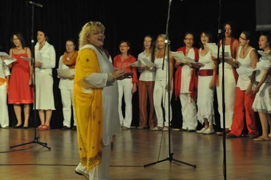 IDA KELAROVA (rozená Bittová) je nepøehlédnutelnou osobností souèasné evropské hudební scény. Ida pochází z hudební rodiny. Studovala hru na violoncello a klavír na Janáèkovì konzervatoøi v Brnì.