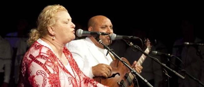 DESIDERIUS Dužda (Dežo) Kytarista, zpìvák, skladatel, jedna z nejvýznamìjších romských osobností na poli kultury. Dežo zaèal s hrou na kytaru již ve svých ètyøech letech.