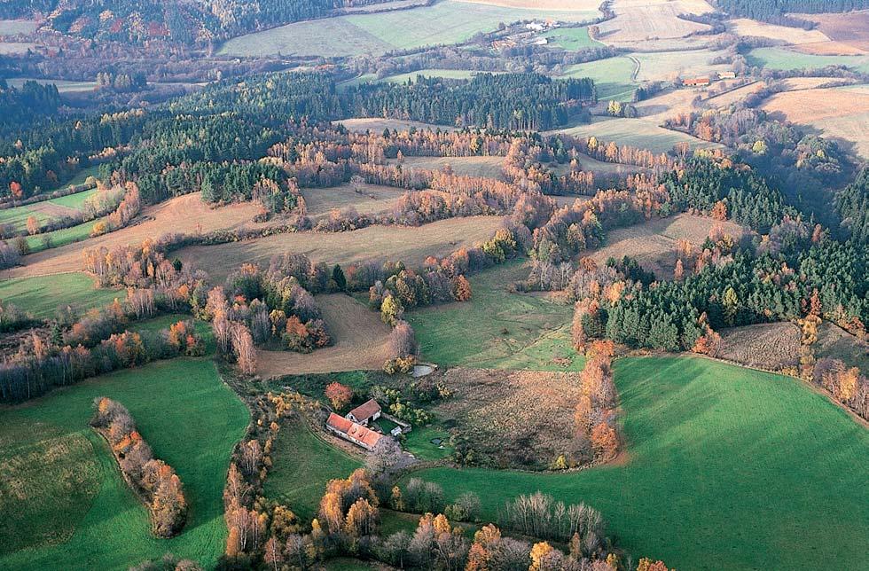 PlzeÀsko a Karlovarsko GEOLOGIE Na podkladu injikovan ch rul a pararul moldanubika leïí kvartérní pokryv hlinit ch a hlinitokamenit ch sutí.