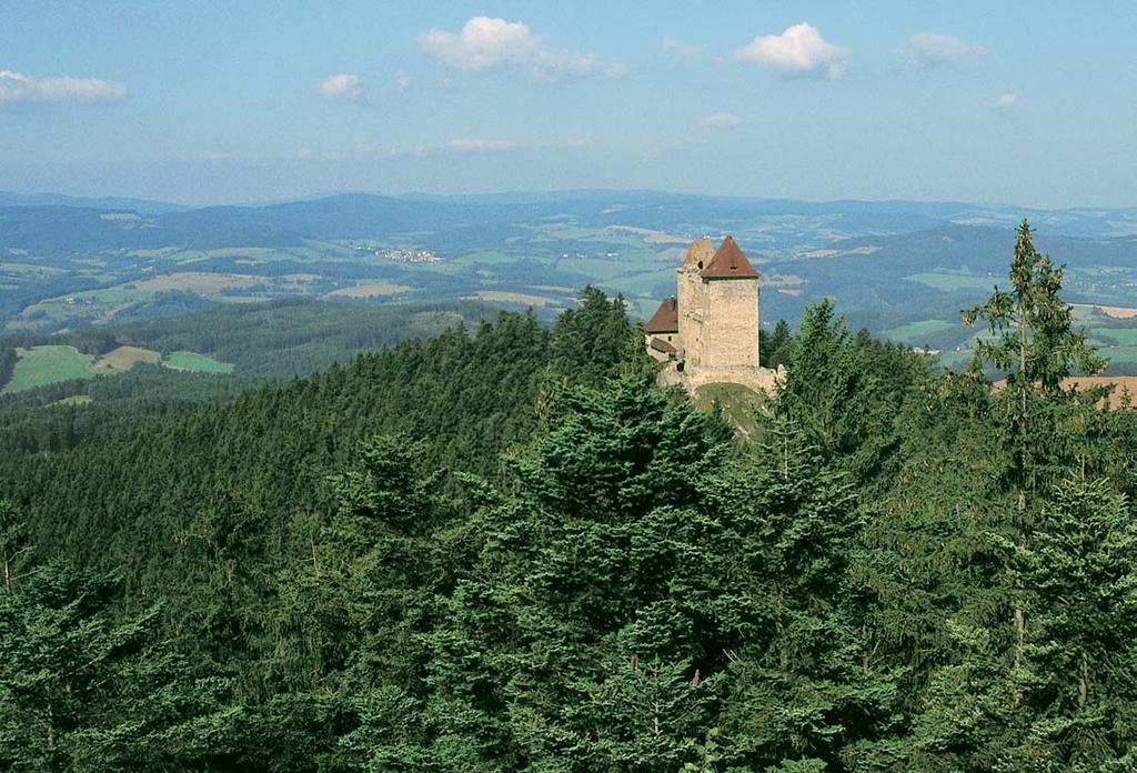 PlzeÀsko a Karlovarsko park Ka perská vrchovina Byl vyhlá en ONV v Klatovech v roce 98 jako tzv. oblast klidu. Zaujímá 4 47 ha v jihov chodní ãásti okresu Klatovy.