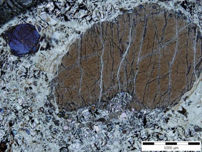 Zrna ortopyroxenů mají často lamely klinopyroxenových odmíšenin a naopak. Spinely se vyskytují samostatně, jako intergranulární zrna.