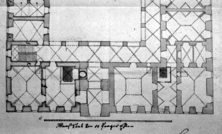 Vlevo od průjezdu zámecká kuchyně (při realizaci umístěná v nároží), vpravo byt hejtmana, plán z roku 1720 (SOA Třeboň, Pavel Ignác Bayer) zaujal místo, běžně vyhrazené kontribučnímu správci.