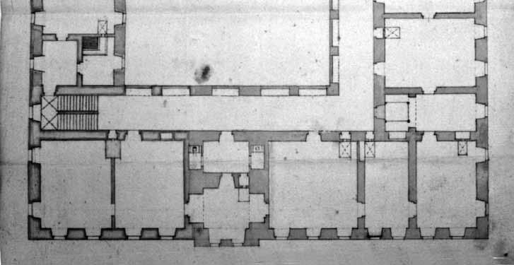 Knížecí apartmá na plánu z roku 1720. Hypotetické určení místnosti: (zleva) salon, jídelna, obslužné místnosti v podvěží, antecamera (?), pracovna (v nároží), ložnice se zakresleným lůžkem.