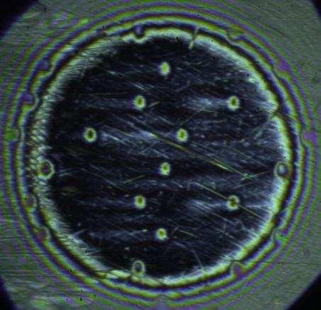 Analýza a interpretace získaných údajů d) Obr. 5-3 Povrch kuličky s cílenou modifikací topografie (mělké vtisky) 5.