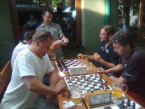 Broňa a Slámič ve vzájemné partii bleskového turnaje. Stejní hráči se utkali na stejném místě přesně o měsíc později ve finále 2.Letního turnaje.
