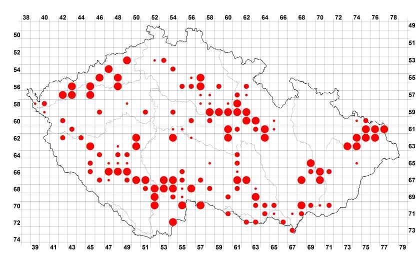 2 Rozšíření potápky černokrké v ČR na základě celostátního mapování hnízdního rozšíření ptáků v letech 1973 1977 (velký bod prokázané hnízdění, střední bod