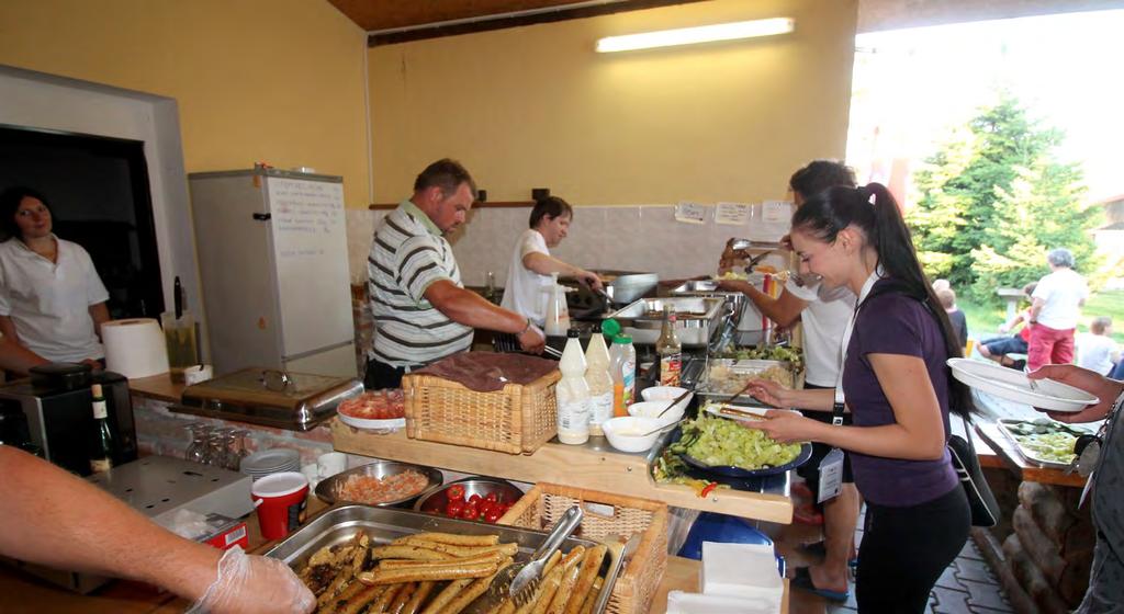 saláty, pečivo. Cena 199 Kč / osoba. Grilování připravíme pro min. 5 osob.