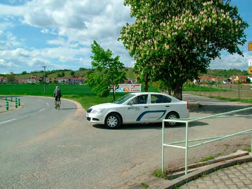 Příjezd a parkování je možné od Boleradic nebo od Horních Bojanovic (je potřeba dojít proti směru trati asi 200 metrů).