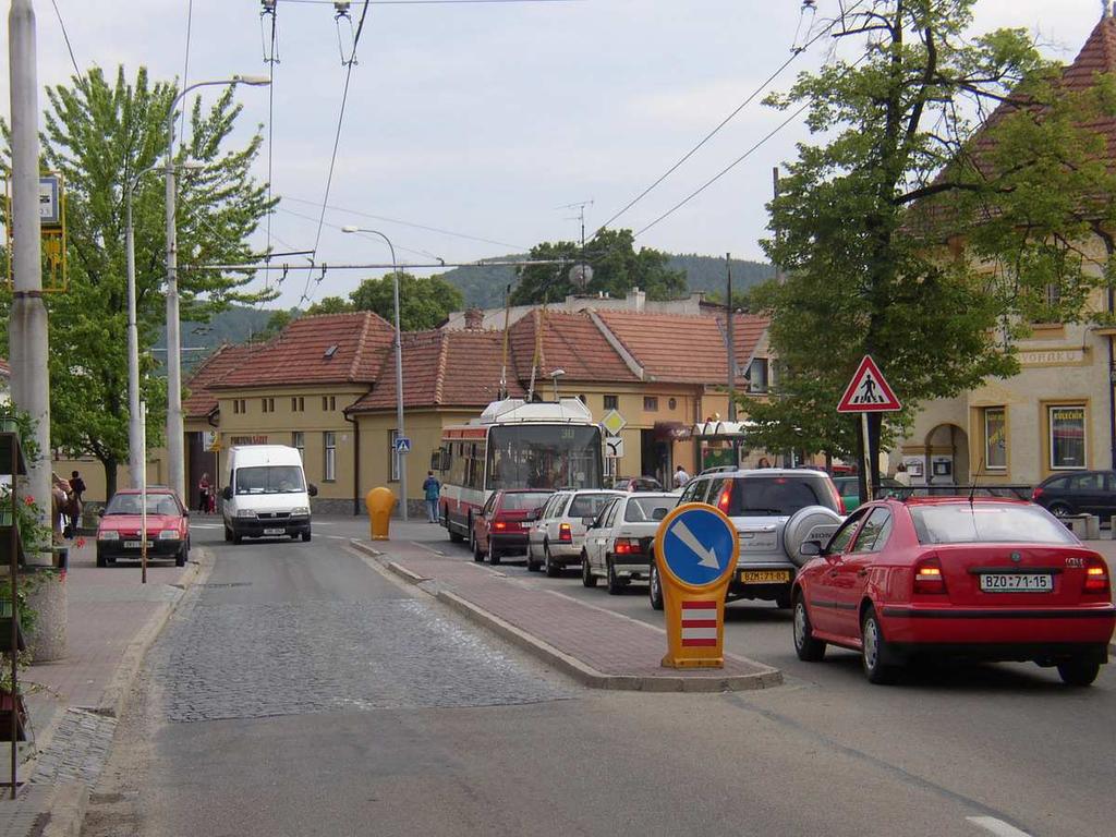 Brno Komín centrum: jízdní pruh 3,40 m