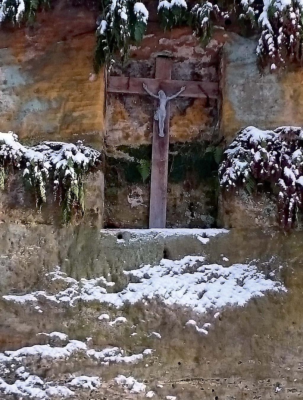 Kříž u Kamenného stolu je významný tím, že na pískovcové skále stejného názvu byla na několik dní vystavena skleněná rakev s tělem Melánie Bělohříbkové, dcery J.Bělohříbka.