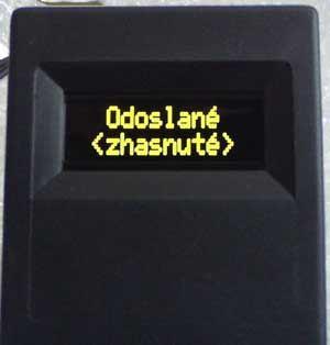 Bezdrátový radiofrekvenční ovladač s modře podsvícenou klávesnicí Dvouřádkový OLED 2 řádky x 12 znaků: napájecí adaptér 5V nebo USB. Displej ovladače se rozsvítí cca do vteřiny po zapnutí napájení 5V.