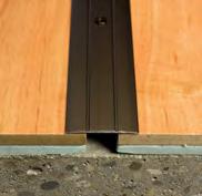 Přechodový profil vrtaný 38 2,5 mm Hliníkový přechodový profil s otvory na zapuštěné šrouby se používá na ukončení nebo plynulý přechod mezi podlahovými materiály bez výškového rozdílu.
