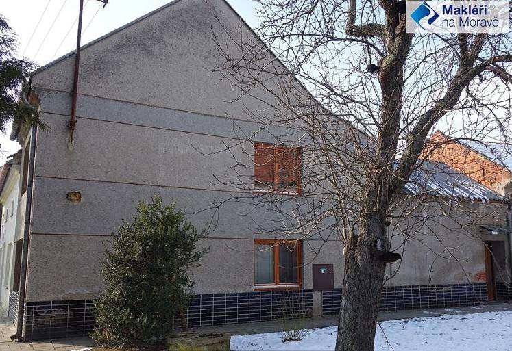 8) Rodinný dům, Čechovice, okres Prostějov Dvoupodlažní rohový dům v místní části města Prostějov na ulici Žitná.