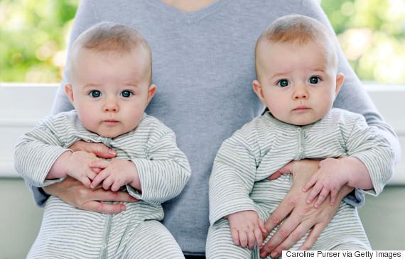 CO MŮŽEME Z PŘEDEŠLÉHO GRAFU VYSLEDOVAT? 1. Podíl klientek R-R, které nemají děti, mezi roky 2009 2016 poklesl. Většina klientek R-R má alespoň jedno dítě. 2. Podíl klientek R-R, které mají 1 dítě, se pohybuje kolem 25 %.