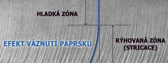 charakter, převládne-li v nárazu plastická složka, může dojít k zarytí a zakotvení abrazivního zrna do materiálu (jak v rovině dělící fronty, tak v rovině dělících stěn).